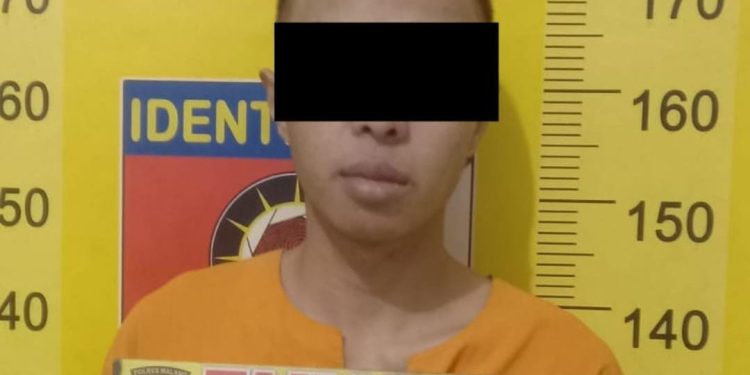 Tersangka pengedar sabu di Bululawang, AK usai diamankan polisi. Foto: Polres Malang