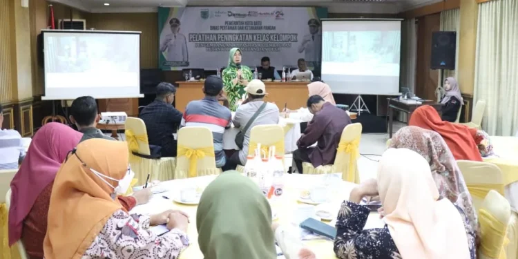 Kabag BPSDA Emilyati saat pemaparan manfaat DBHCHT Kota Batu 2025. Foto: Azmy