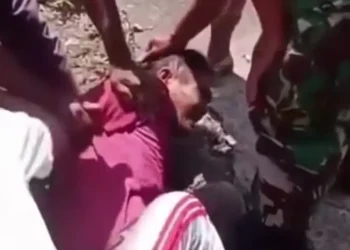 Tersangka penjambretan di Gunung Kawi saat ditangkap warga. Foto: tangkapan layar video warga