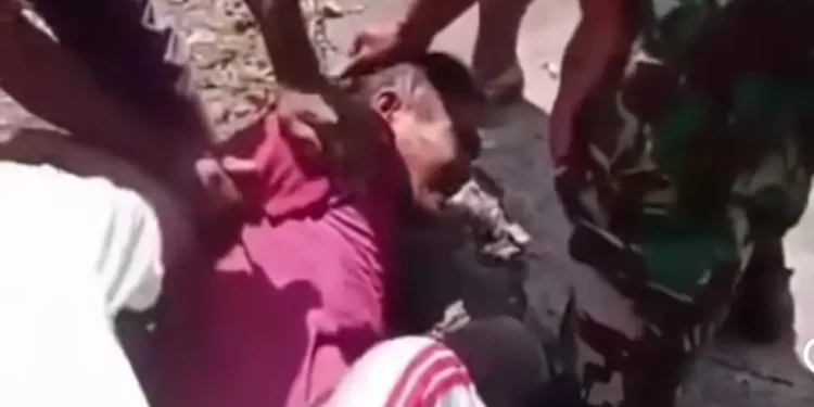 Tersangka penjambretan di Gunung Kawi saat ditangkap warga. Foto: tangkapan layar video warga