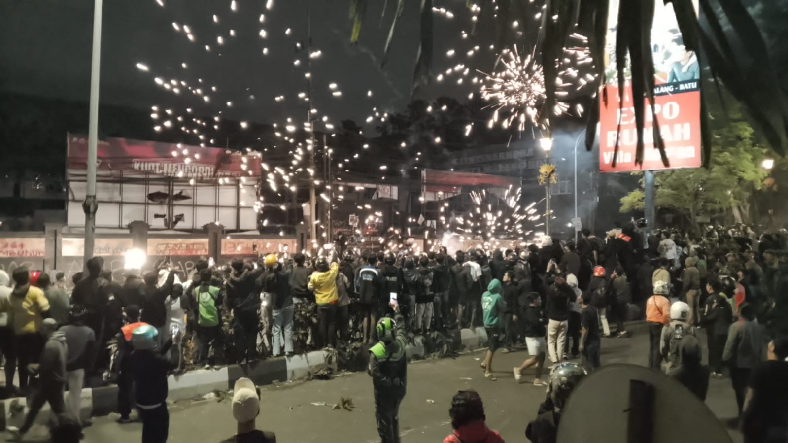 Aksi demo berujung ricuh di depan Polresta Malang Kota. (Foto/M Sholeh)