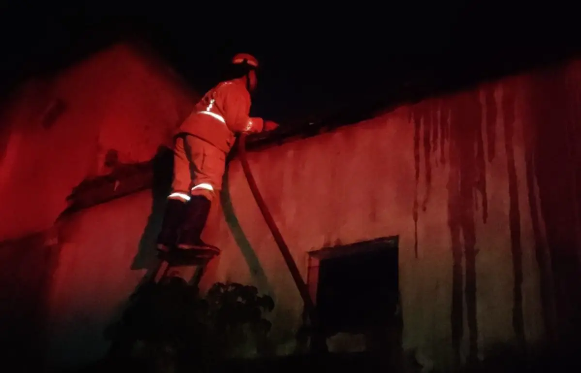 Petugas memadamkan api yang membakar rumah di wilayah Kecamatan Gondanglegi, Kabupaten Malang. Foto: Damkar Kabupaten Malang