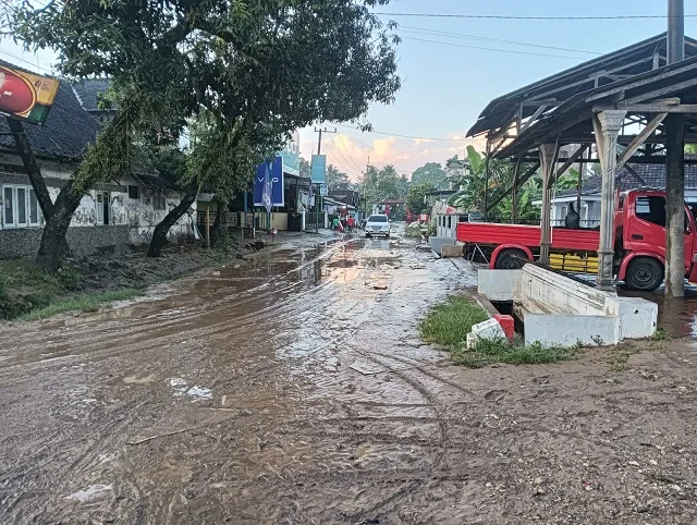 Jalanan di Desa Sitiarjo dipenuhi lumpur usai banjir surut. Foto: BPBD Kabupaten Malang