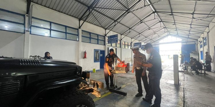 Pelaksanaan ramp check jeep wisata Bromo. Foto: Polres Malang