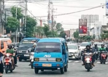 Angkot di Kota Malang yang berjibaku dengan gempuran persaingan transportasi online. (Foto/M Sholeh)
