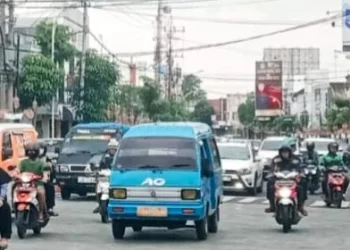 Angkot di Kota Malang yang berjibaku dengan gempuran persaingan transportasi online. (Foto/M Sholeh)