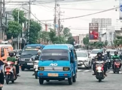 Angkot di Kota Malang yang berjibaku dengan gempuran persaingan transportasi online. (Foto/M Sholeh)