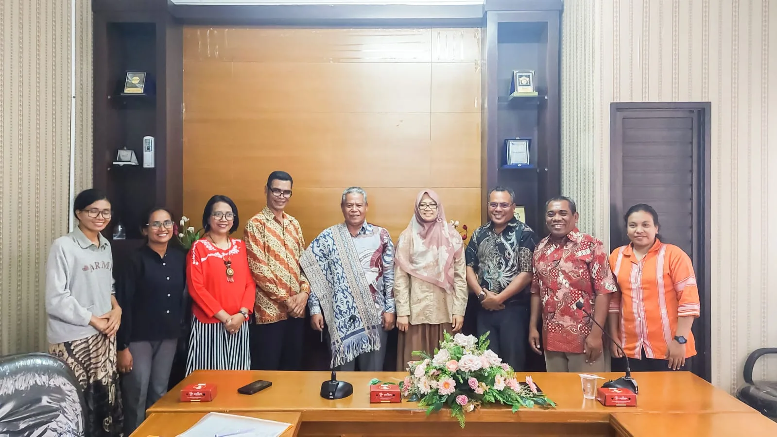 Rektor Unikama, Dr. Sudi Dul Aji, M.Si (nomor lima dari kiri) beserta jajaran pimpinan kampus berpose bersama perwakilan PPA Klaster Sumbah Tengah, Gereja Kristen Sumba./Foto: Dok. Unikama.