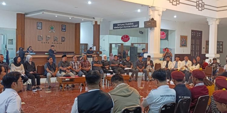 Dialog antara 7 organisasi mahasiswa dengan DPRD Kota Malang. (Foto/M Sholeh)