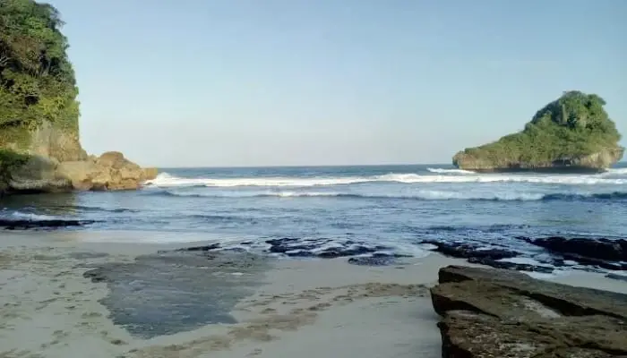 Pantai Watu Buceng./Foto: Google Review/Melanny Susilo.