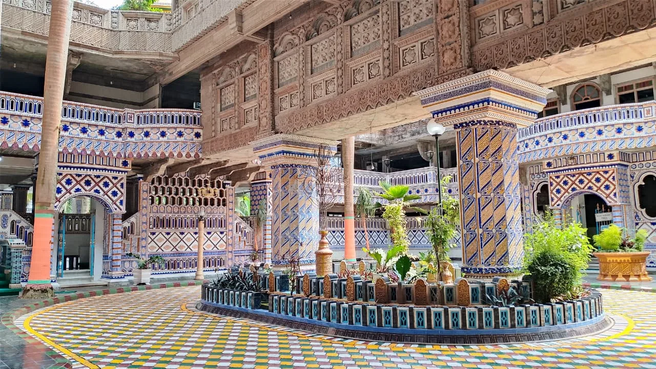 Keindahan arsitektur Masjid Tiban Turen yang penuh kaligrafi. Foto/Imas Salisah Goniyah