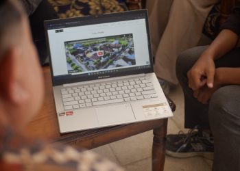 Mahasiswa KKN Unikama mengenalkan dan menyerahkan Website Profil Desa kepada Perangkat Desa Wadung. /Foto: Dok. Unikama