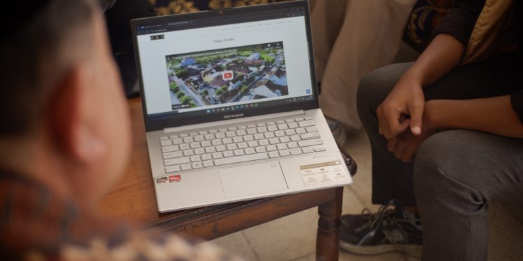 Mahasiswa KKN Unikama mengenalkan dan menyerahkan Website Profil Desa kepada Perangkat Desa Wadung. /Foto: Dok. Unikama