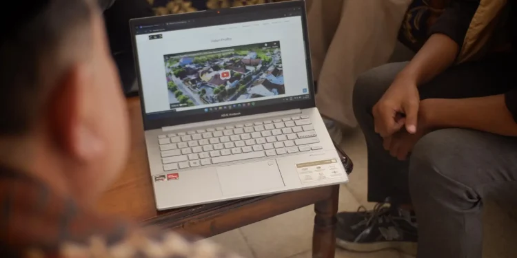 Mahasiswa KKN Unikama mengenalkan dan menyerahkan Website Profil Desa kepada Perangkat Desa Wadung. /Foto: Dok. Unikama