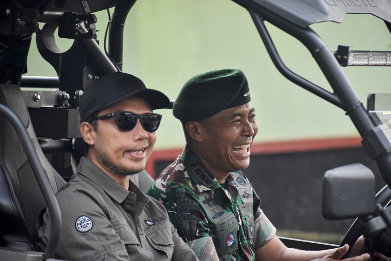 Komandan Brigif 18/Trisula, Kolonel Infanteri Risa Setyawan, BS, M.Han (kanan) bersama General Manager PLN UID Jawa Timur, Ahmad Mustaqir (kiri)./Foto: Dok. Brigif 18/Trisula.