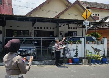 Tim Ditlantas Polda Jatim saat mengunjungi Kampung Tertib Lalu Lintas di Kota Batu. Foto: Azmy