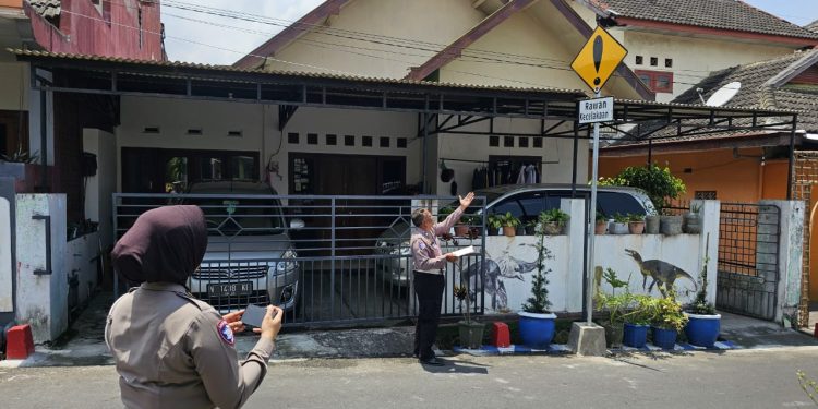 Tim Ditlantas Polda Jatim saat mengunjungi Kampung Tertib Lalu Lintas di Kota Batu. Foto: Azmy