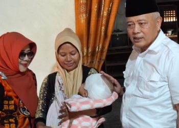 Bupati Malang, Sanusi (kanan) saat menjenguk bayi Queensa. Foto: Aisyah Nawangsari Putri