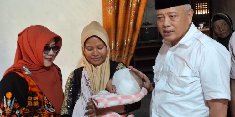 Bupati Malang, Sanusi (kanan) saat menjenguk bayi Queensa. Foto: Aisyah Nawangsari Putri