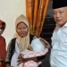 Bupati Malang, Sanusi (kanan) saat menjenguk bayi Queensa. Foto: Aisyah Nawangsari Putri