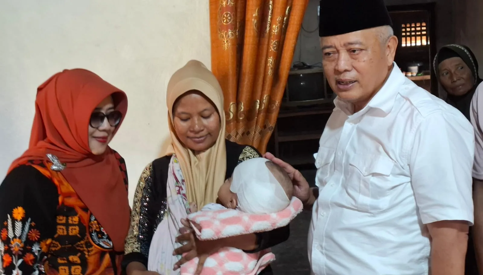 Bupati Malang, Sanusi (kanan) saat menjenguk bayi Queensa. Foto: Aisyah Nawangsari Putri