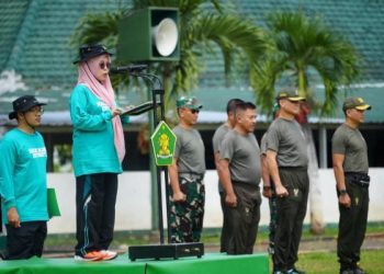 Rektor UIN Malang, Prof. Dr. Ilfi Nur Diana, M.Si menyampaikan pesan untuk menjaga integritas dan komitmen dalam upacara penutupan retreat pimpinan baru UIN Malang. /Foto: Dok. UIN Malang.