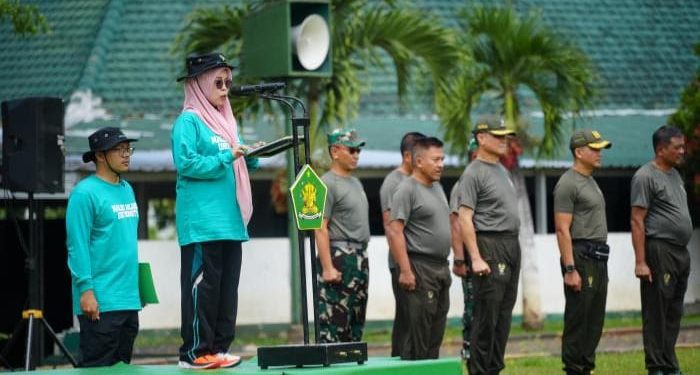 Rektor UIN Malang, Prof. Dr. Ilfi Nur Diana, M.Si menyampaikan pesan untuk menjaga integritas dan komitmen dalam upacara penutupan retreat pimpinan baru UIN Malang. /Foto: Dok. UIN Malang.