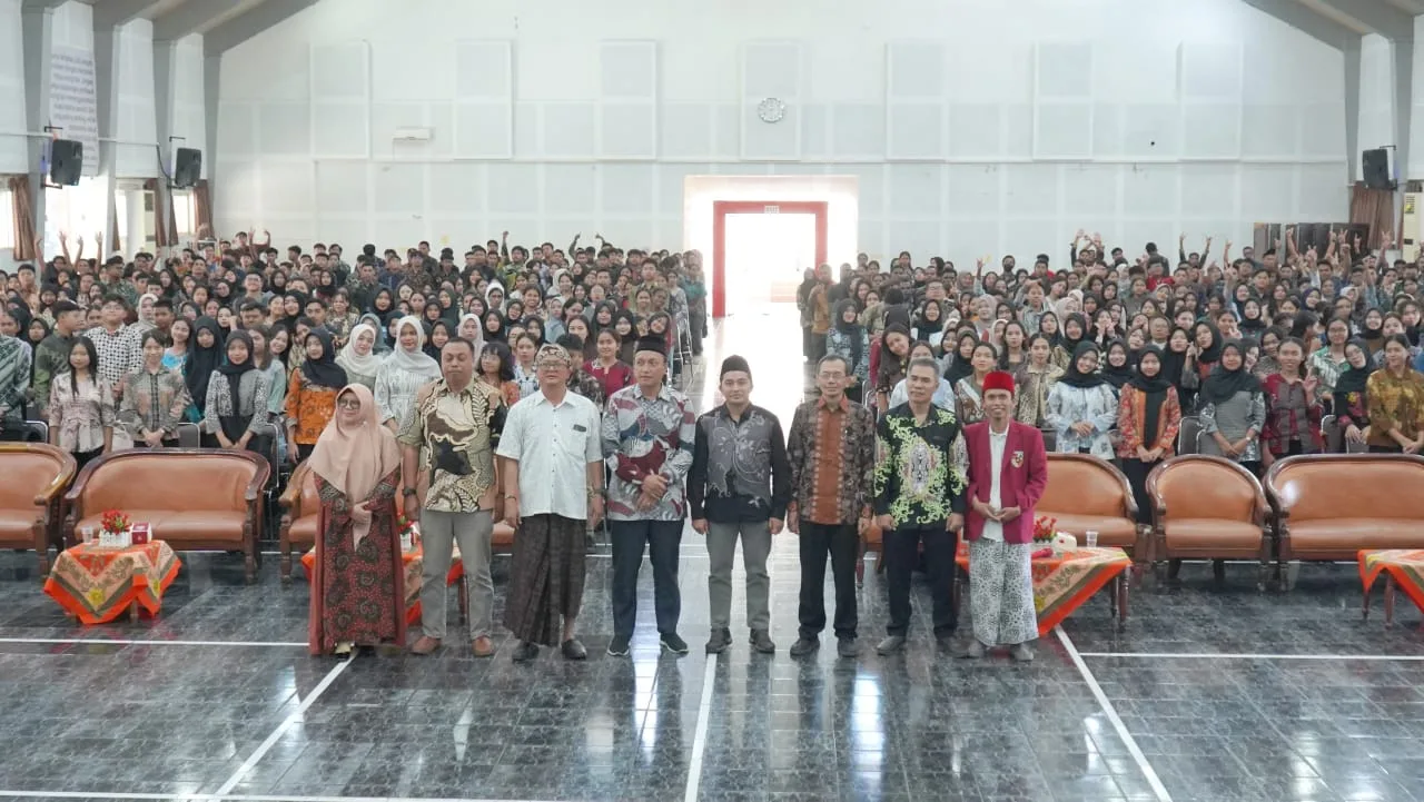 Pose bersama jajaran pimpinan kampus Unikama bersama narasumber dalam acara Studium Generale. /Foto: Dok. Unikama.