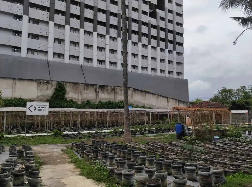 Sekitar 1.000 botol galon bekas jadi media tanam di Kebun Botol Tlogomas Kota Malang. Foto/Siti Nur Fadia
