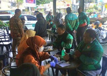 Layanan pemeriksaan kesehatan gratis bagi para driver ojol di Kota Batu. Foto: Azmy