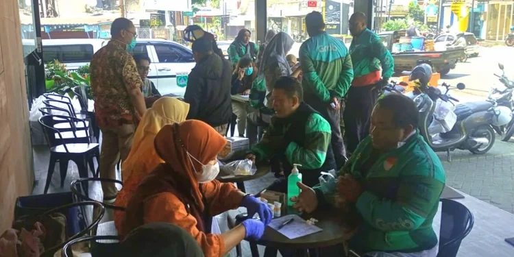 Layanan pemeriksaan kesehatan gratis bagi para driver ojol di Kota Batu. Foto: Azmy