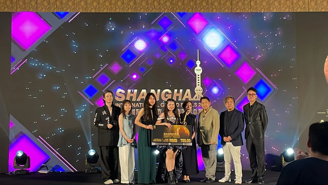 Cerita Izabelle Kiara Kurniawan (nomor empat dari kiri), siswi SMAK Dempo Malang yang meraih Gold dan Silver Trophy di ajang olah vokal internasional. /Foto: Dok.Pribadi for Tugumalang.id.