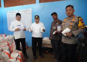 Bupati Malang, Sanusi (dua dari kanan) menunjukkan garam produksi garam tunnel Malang Selatan. Foto: Pemkab Malang