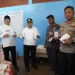Bupati Malang, Sanusi (dua dari kanan) menunjukkan garam produksi garam tunnel Malang Selatan. Foto: Pemkab Malang