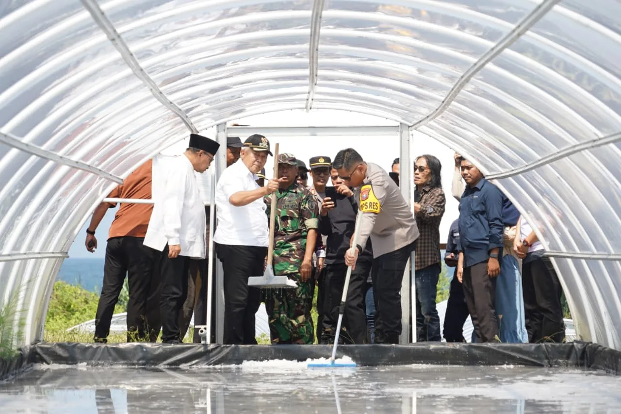 Bupati Malang, Sanusi ikut memanen garam di garam tunnel yang berada di Pantai Modangan. Foto: Pemkab Malang