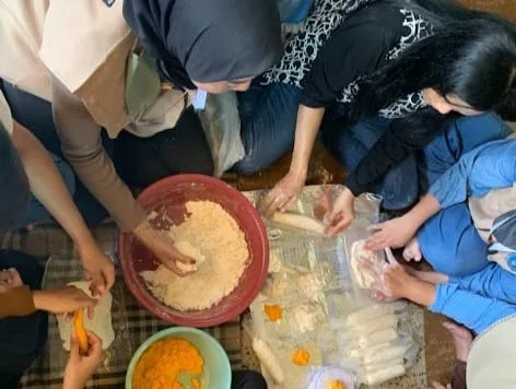 Tim Dosen Unikama memberi pendampingan pengolahan kerupuk dari telur asin yang dikembangkan ibu-ibu PKK Desa Mendalanwangi, Wagir. /Foto: Dok. Unikama.