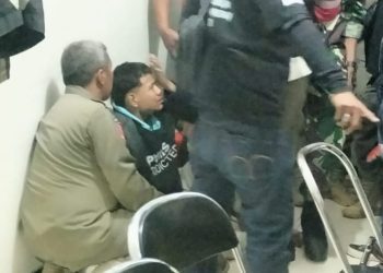 Pemuda yang diduga membawa bom molotov di sekitar gedung DPRD Kota Malang. (Foto/ist)