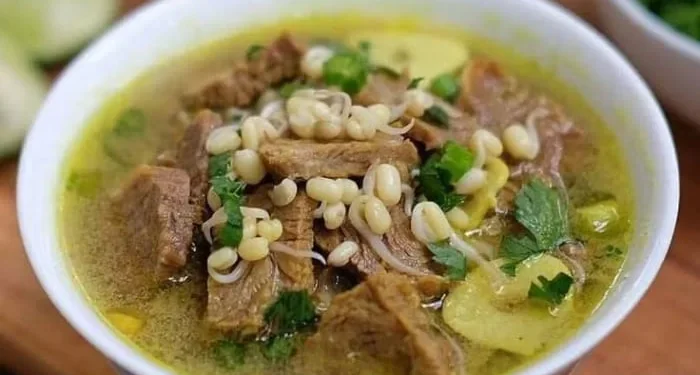 Rekomendasi soto kambing di Malang yang nikmat dengan cita rasa legendaris, cocok untuk dicoba para pecinta kuliner. /Foto:Pinterest/Mellianae Merkusi