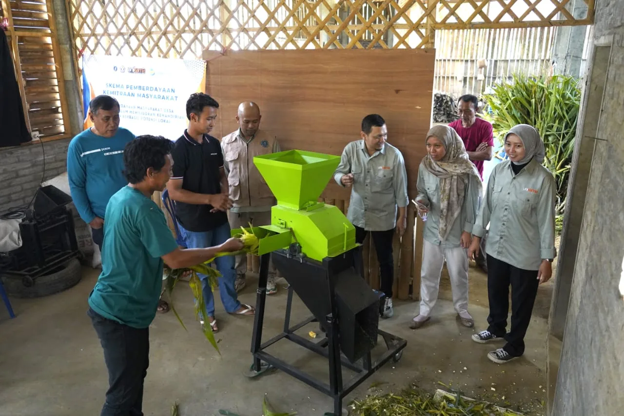 Kegiatan simulasi pengolahan limbah ternak yang dilaksanakan Tim Dosen Unikama bersama para peternak di Desa Bangelan, Kecamatan Wonosari, Kabupaten Malang./Foto: Dok. Tim Dosen Unikama.