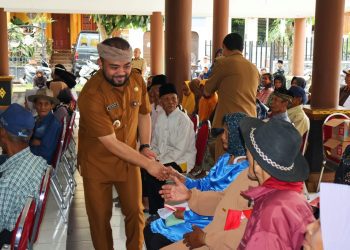 Penyaluran bansos PKH Plus Tahap 3 kepada lansia di Kota Batu. Foto: Prokopim KWB
