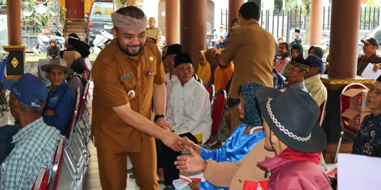 Penyaluran bansos PKH Plus Tahap 3 kepada lansia di Kota Batu. Foto: Prokopim KWB