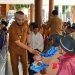 Penyaluran bansos PKH Plus Tahap 3 kepada lansia di Kota Batu. Foto: Prokopim KWB