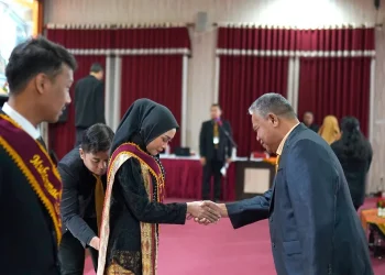 Pelepasan dan sumpah profesi calon guru Fakultas Ilmu Pendidikan Unikama. (Foto/M Sholeh)