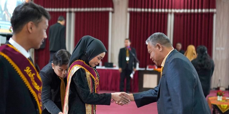 Pelepasan dan sumpah profesi calon guru Fakultas Ilmu Pendidikan Unikama. (Foto/M Sholeh)