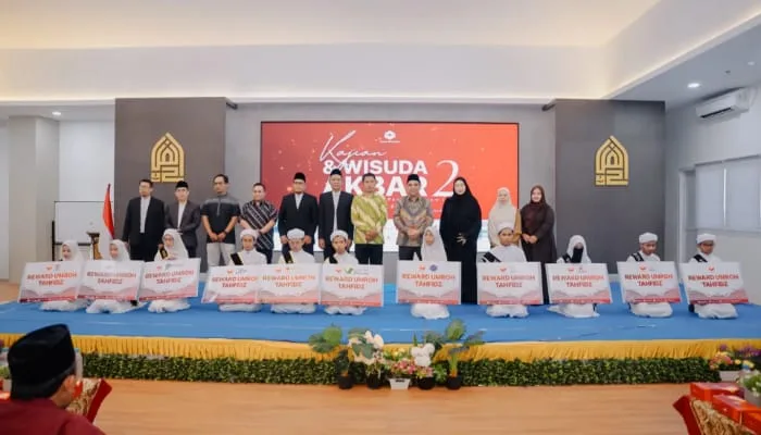 Para wisudawan tahfidz yang mendapat reward umroh gratis dari Chatour Travel./Foto: Dok. Chatour Travel.