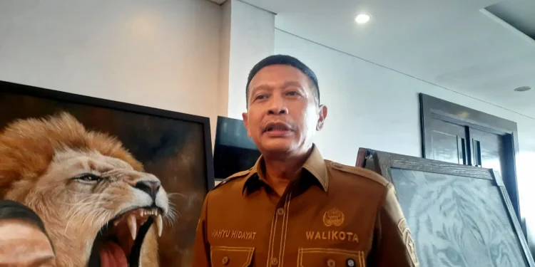 Wali Kota Malang, Wahyu Hidayat saat menghadiri pameran lukisan di Ascent Priemer Hotel Malang. (Foto/M Sholeh)