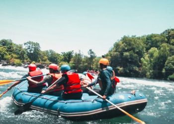Rekomendasi tempat rafting di Malang, cocok bagi pecinta aktivitas yang memacu adrenalin dengan pengalaman seru yang menyenangkan. /Foto: Pinterest/Explore With Nayeem.