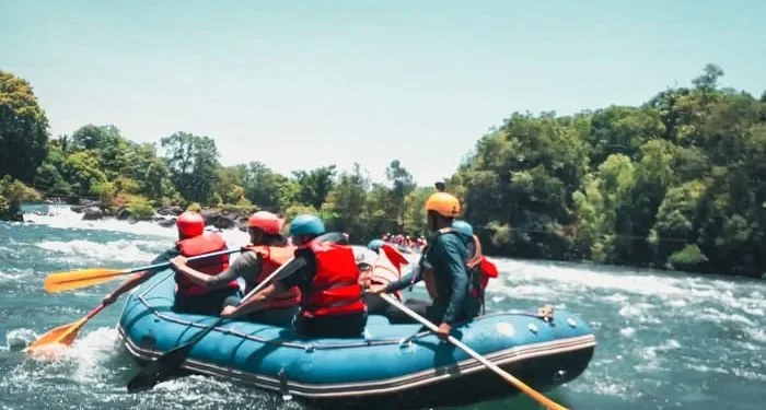 Rekomendasi tempat rafting di Malang, cocok bagi pecinta aktivitas yang memacu adrenalin dengan pengalaman seru yang menyenangkan. /Foto: Pinterest/Explore With Nayeem.