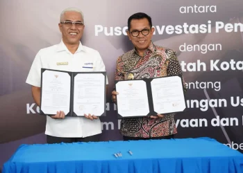Wali Kota Batu Nurochman saat meneken MoU dengan Direktur Utama PIP, Ismed Saputra. Foto: Prokopim KWB