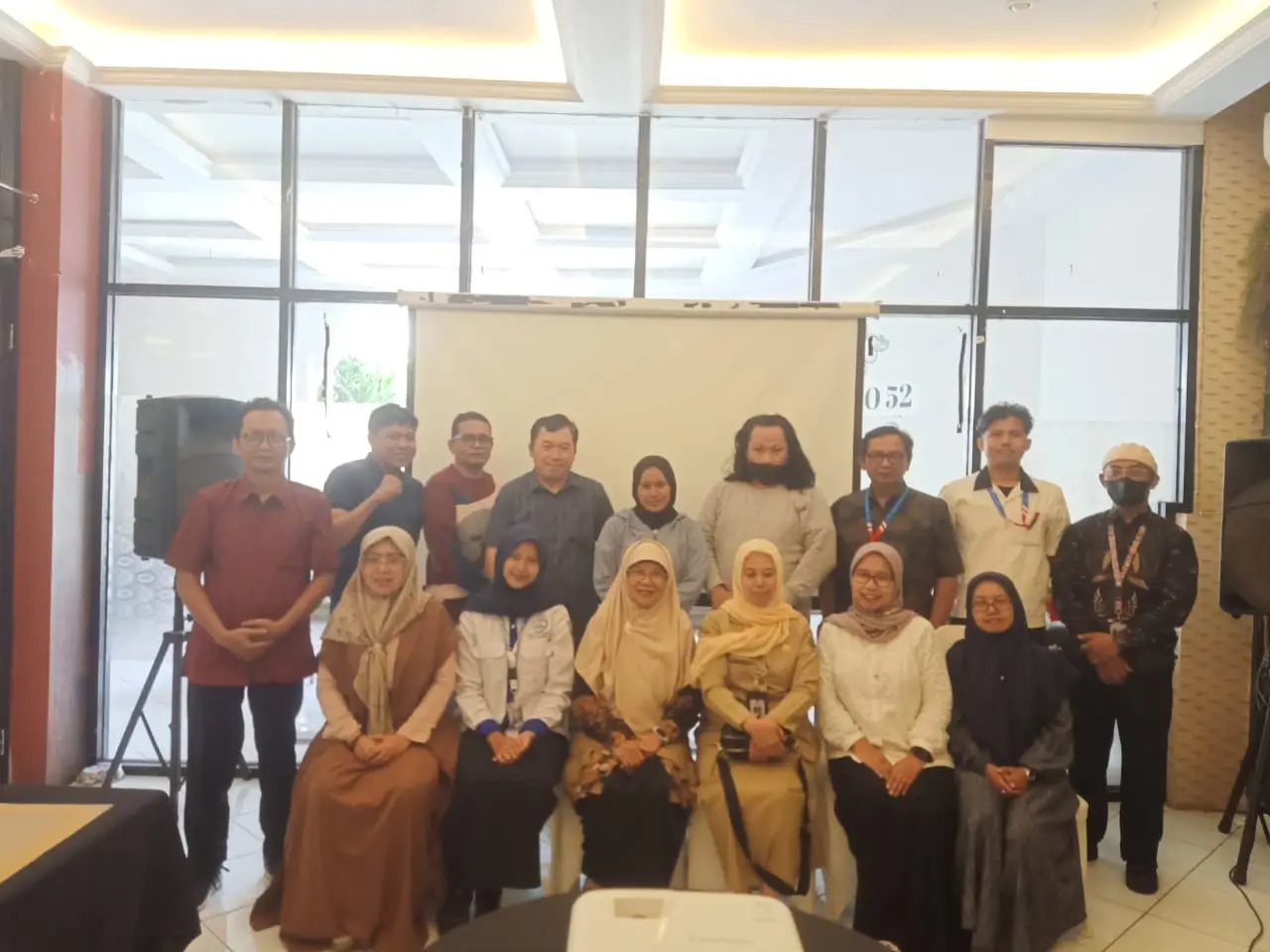 Foto bersama pasca diskusi tentang HIV di Resto 52 Malang, selasa (16/10/2025). Foto/dok